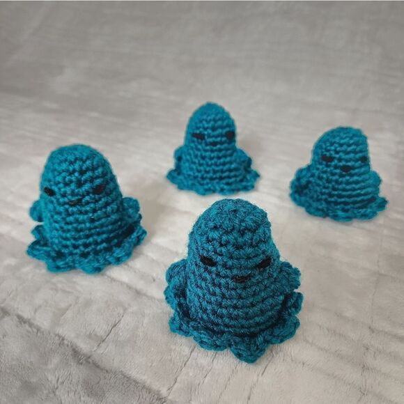 Set of 4 handmade crochet mini ghosts - Picture 3 of 4